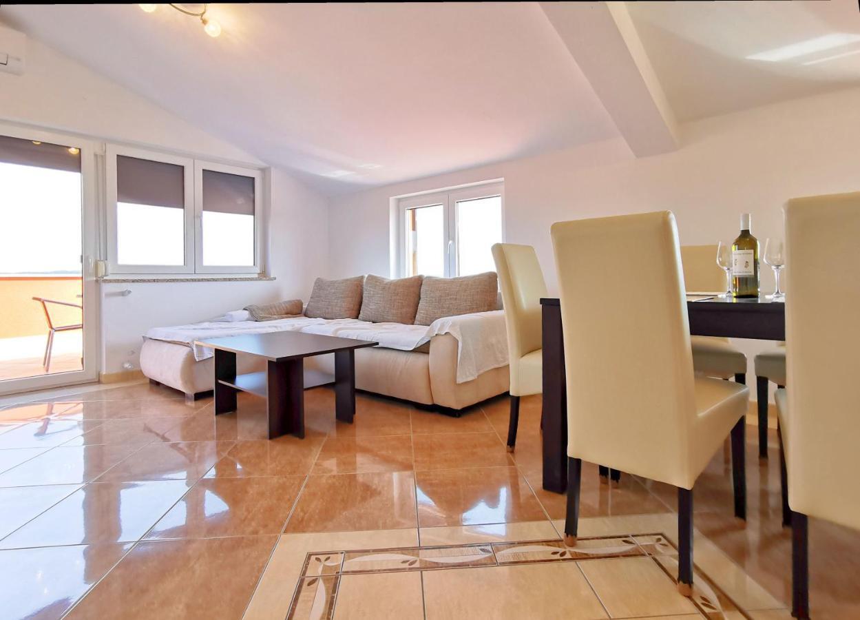 Apartments Kaja By Rent Istria Kaštel Exterior foto