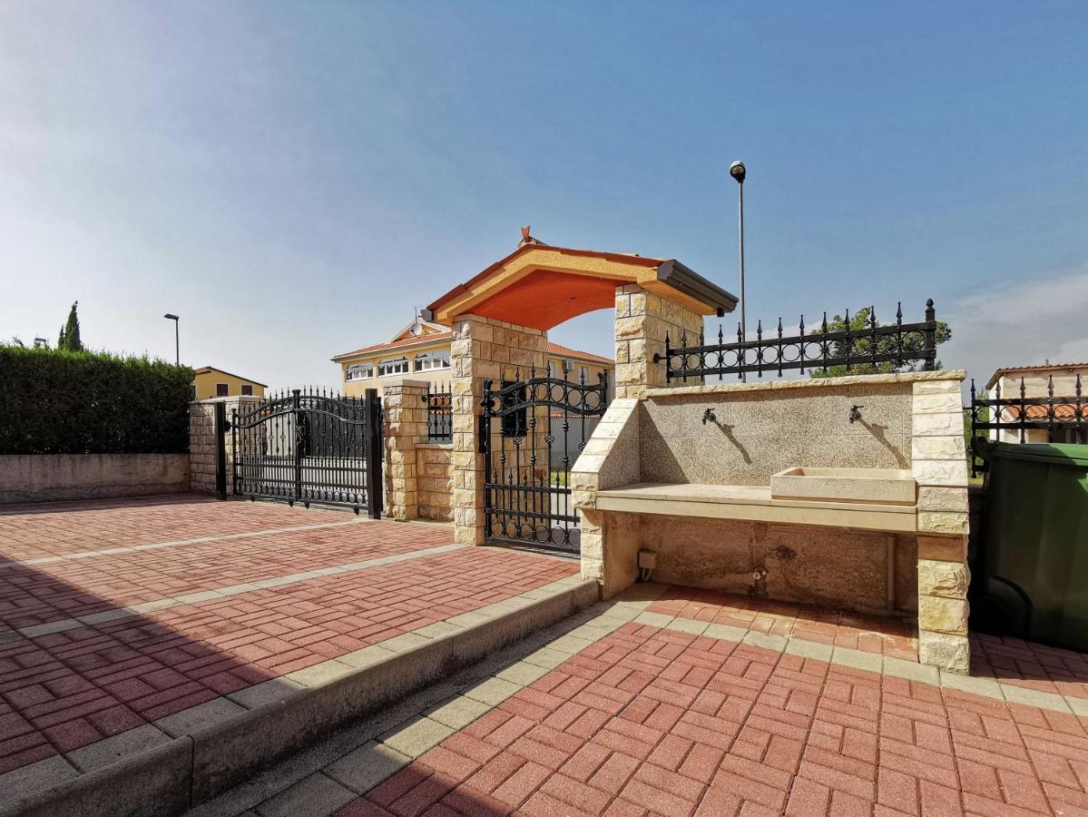 Apartments Kaja By Rent Istria Kaštel Exterior foto
