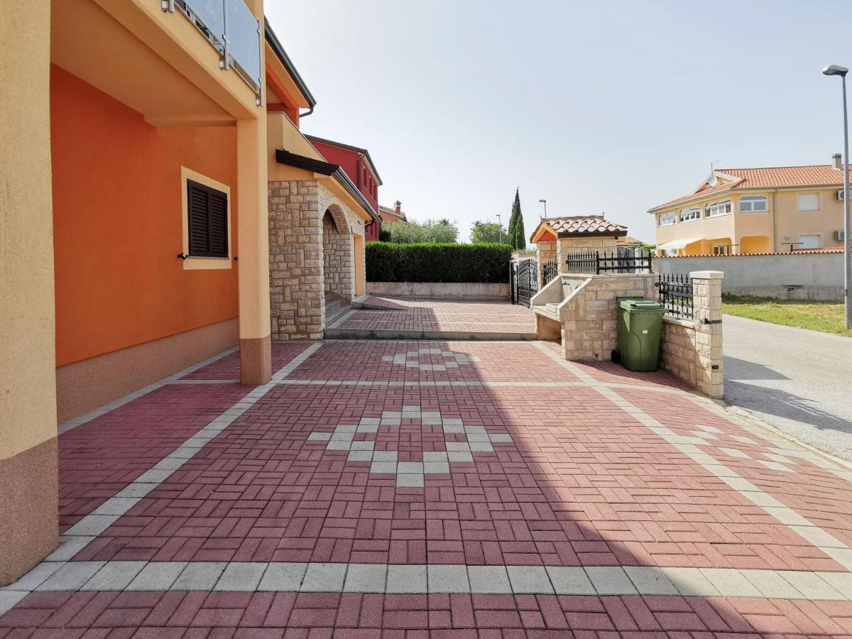 Apartments Kaja By Rent Istria Kaštel Exterior foto